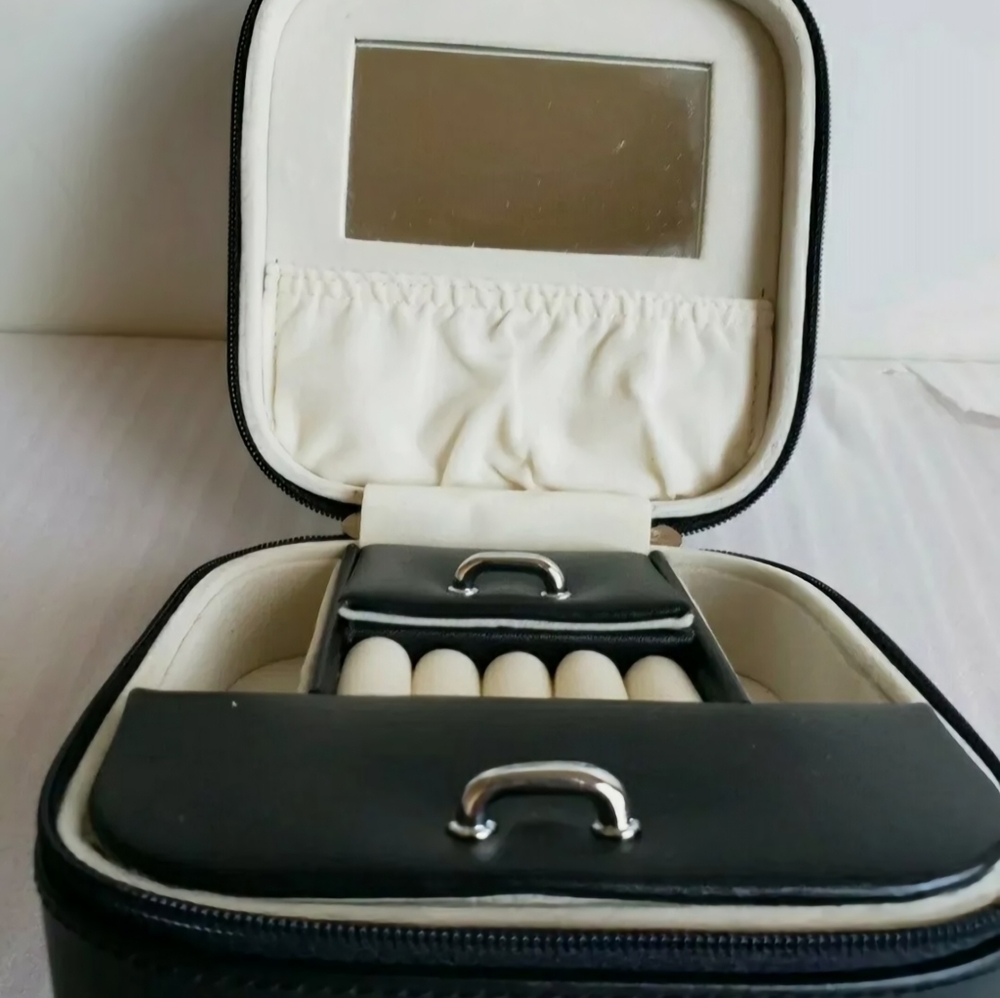 Annaleece Jewelry Box, Jet Setter, Black Number 3105.